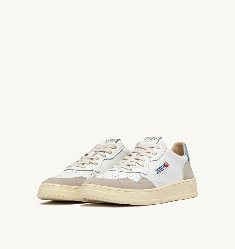 Autry Sneaker Medalist Low aus Wildleder und Leder in Weiß und Forget me Not AULW-LS12