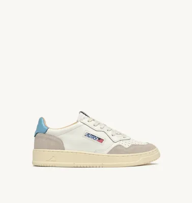 Autry Sneaker Medalist Low aus Wildleder und Leder in Weiß und Forget me Not AULW-LS12 Autry Sneaker Medalist Low aus Wildleder und Leder in Weiß und Forget me Not AULW-LS12