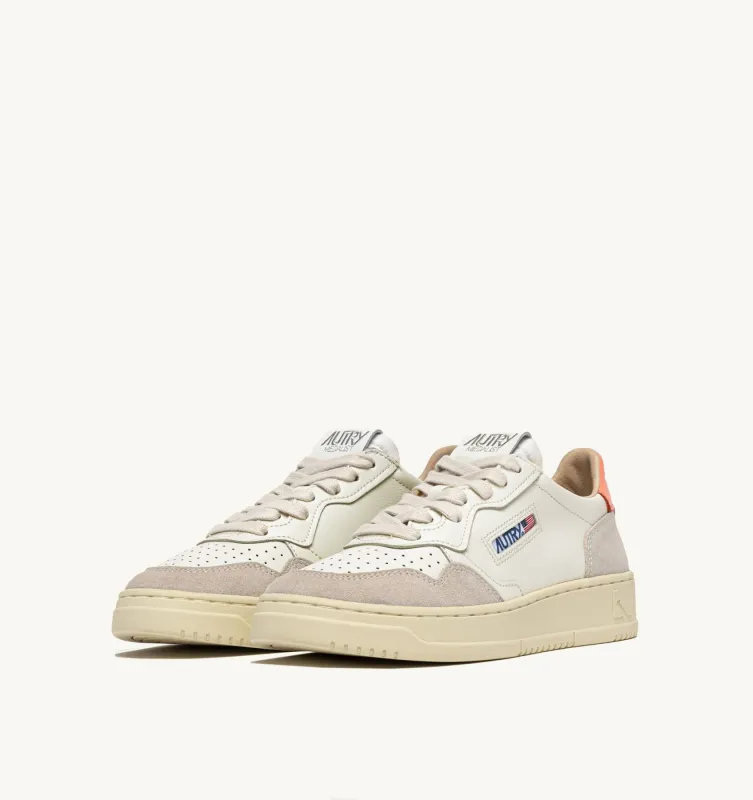 Autry Sneaker Medalist Low aus Wildleder und Leder in Weiß und Peach Pink AULW-LS13
