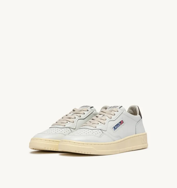 Autry Sneaker Medalist Low aus Leder in Weiß und Chocolate AULW-LL28