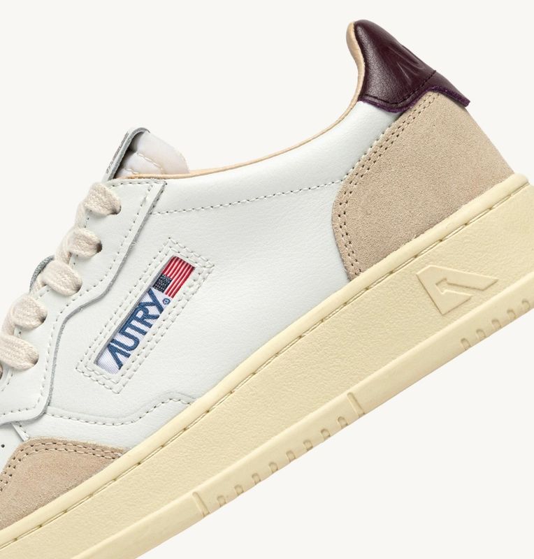 Autry Damen Sneaker Medalist Low aus Wildleder und Leder in Weiß und Fig AULW-LS18