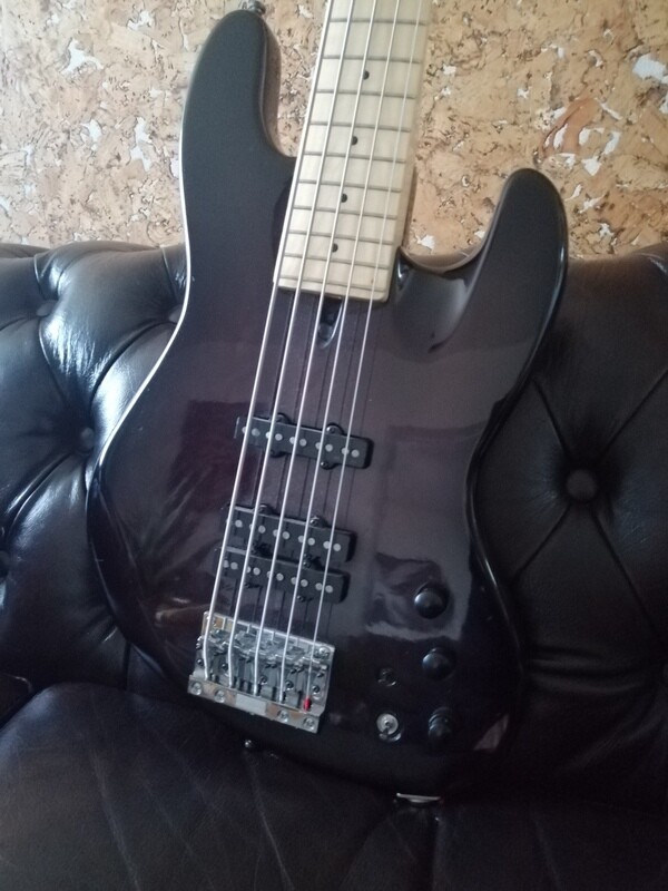 Basse Custom V du luthier Franck Belier
