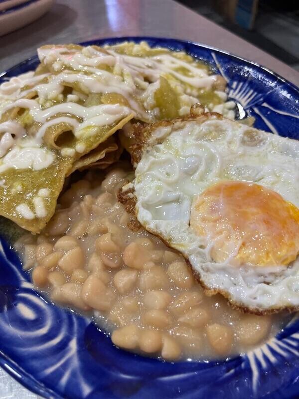 Chilaquiles verde con proteína
