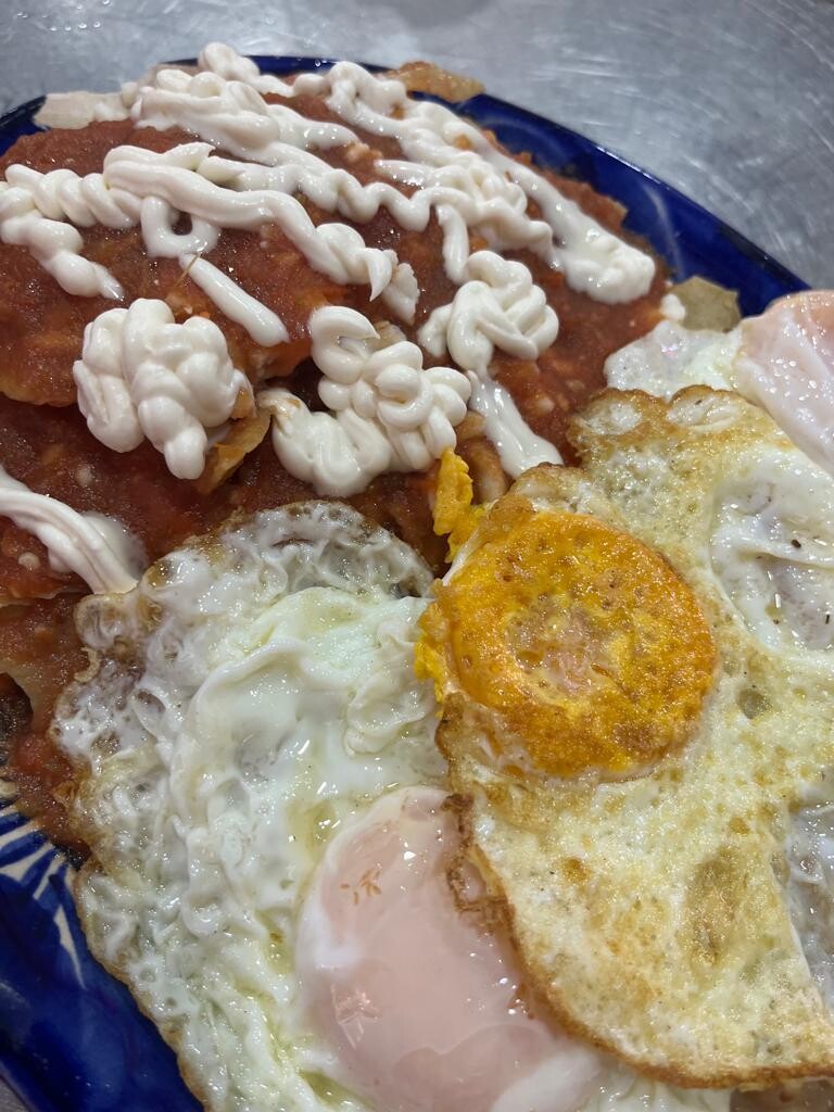 Chilaquiles rojos con proteína