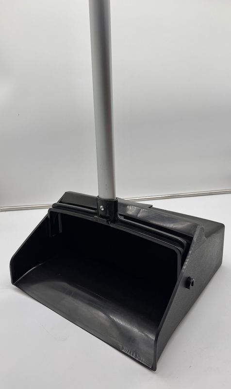 Dust pan with handle