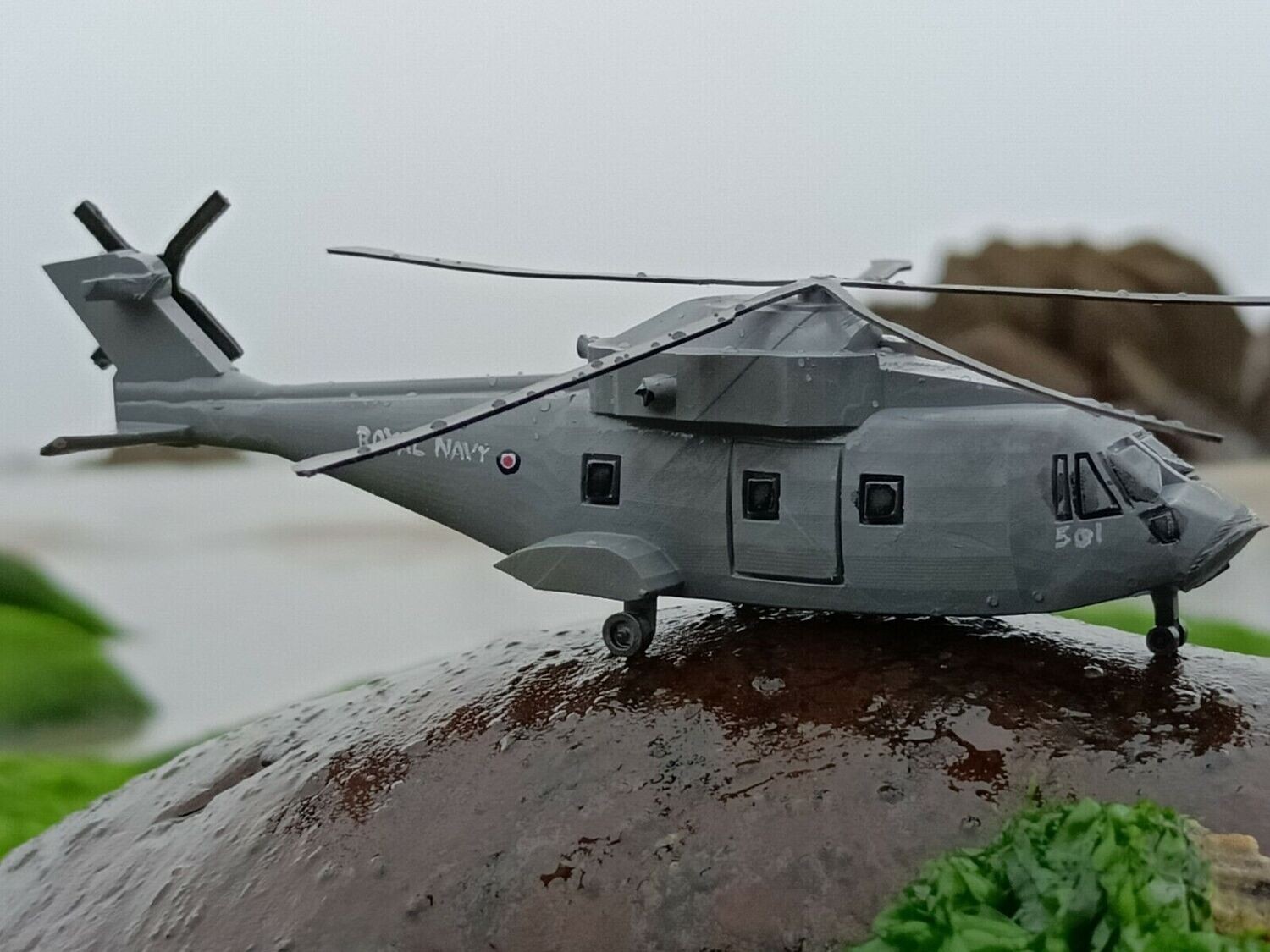 1/144 model Merlin helicopter x 2