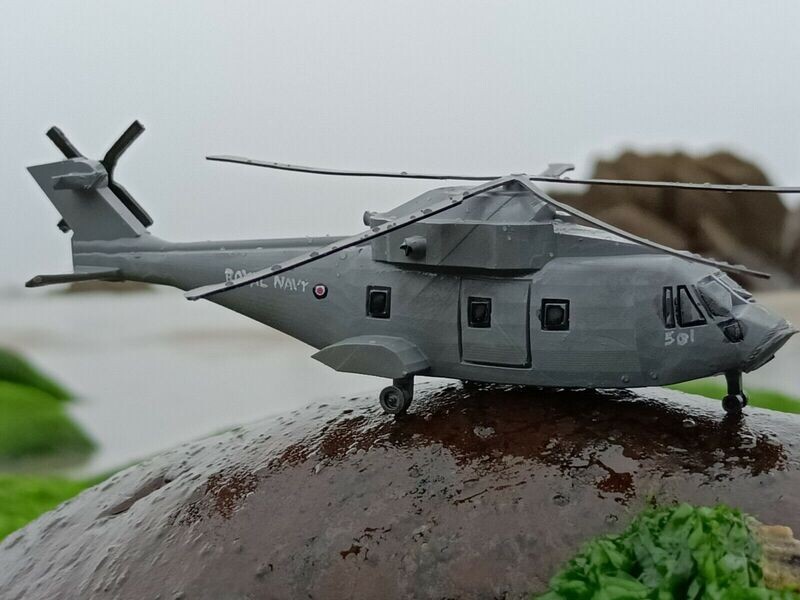 1/144 model Merlin helicopter x 2