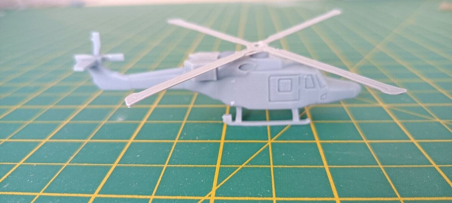 1/200 model Army Westland Lynx helicopter set of 2