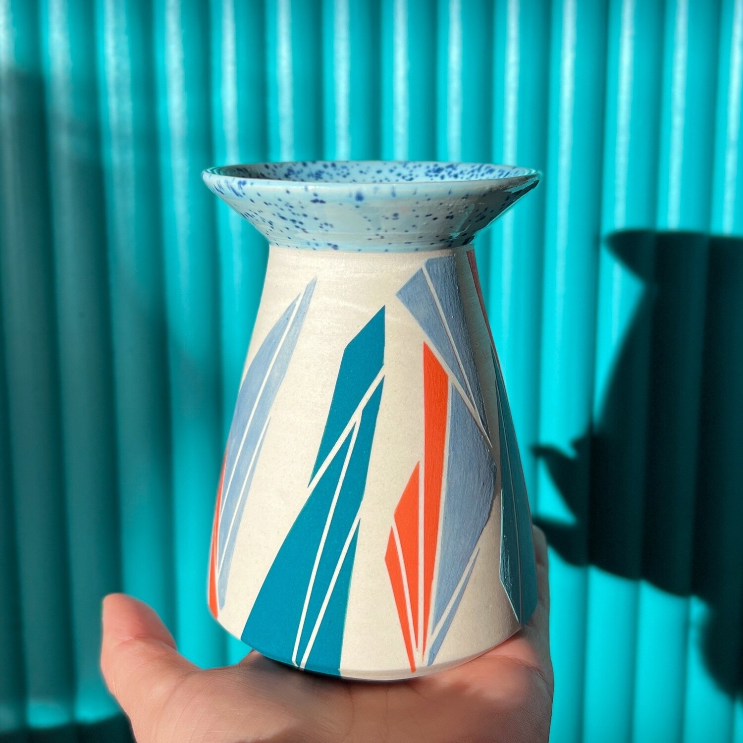 VASE W SPECKLED BLUE TOP