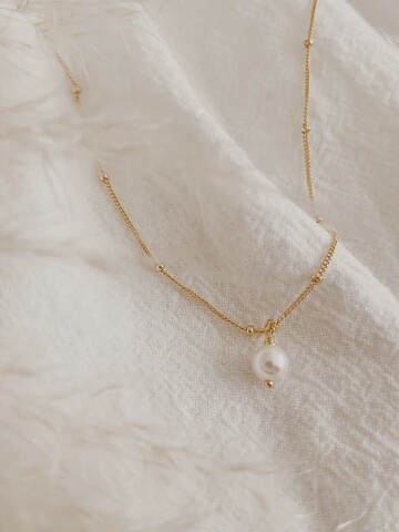 Dainty Pearl Necklace