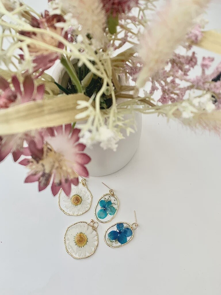 Clear Daisy Dangle