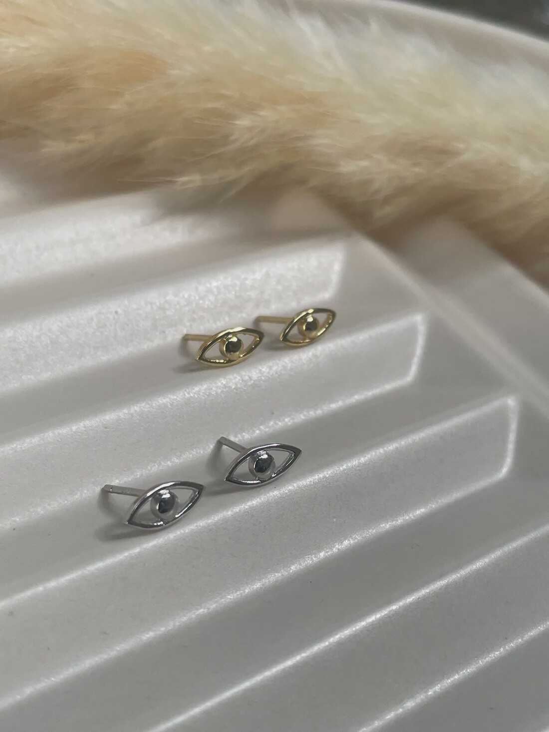 Sparkling Eye Studs Gold
