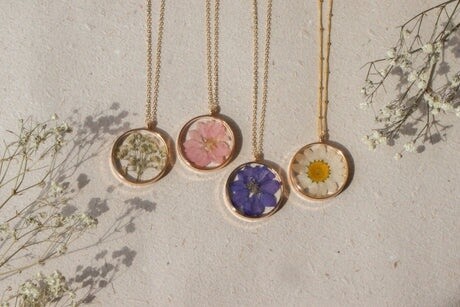 VIOLET PRESSED FLOWER NECKLACE, Material: GOLD PLATED