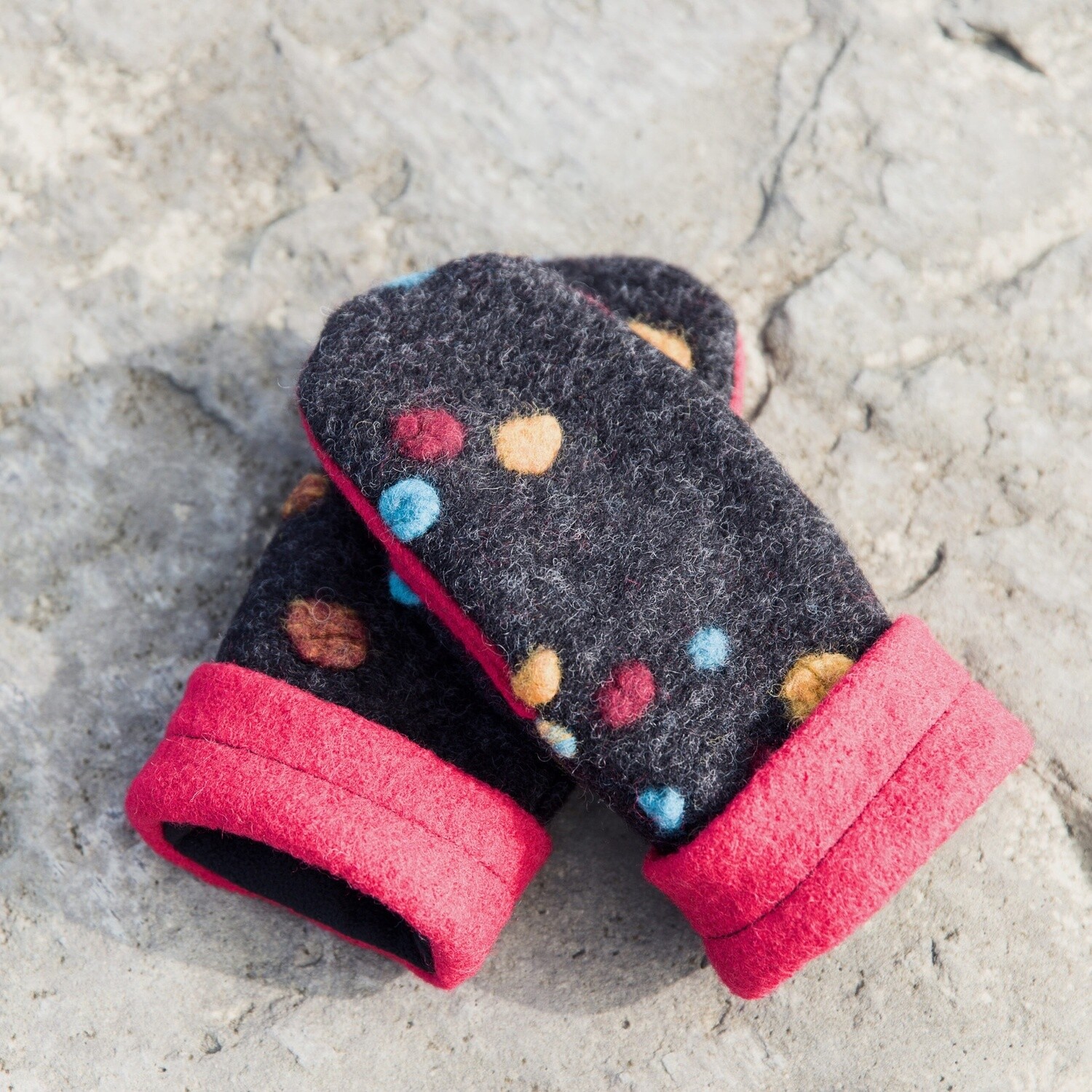 Elly Walkstoff Mittens / Black with Colourful Polka Dots