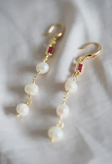Raya Pearl Earrings