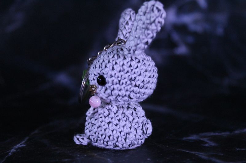 Porte clé Lapin blanc/noir avec un trèfle