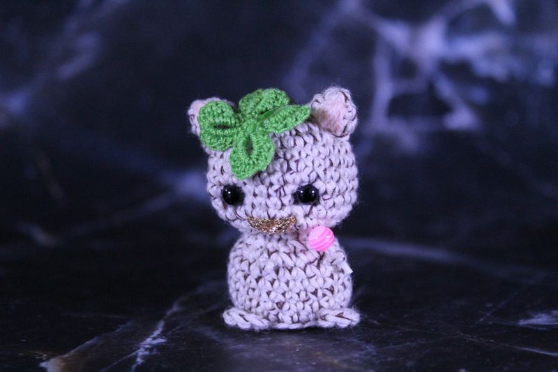 Porte clé chat beige/marron avec un trèfle