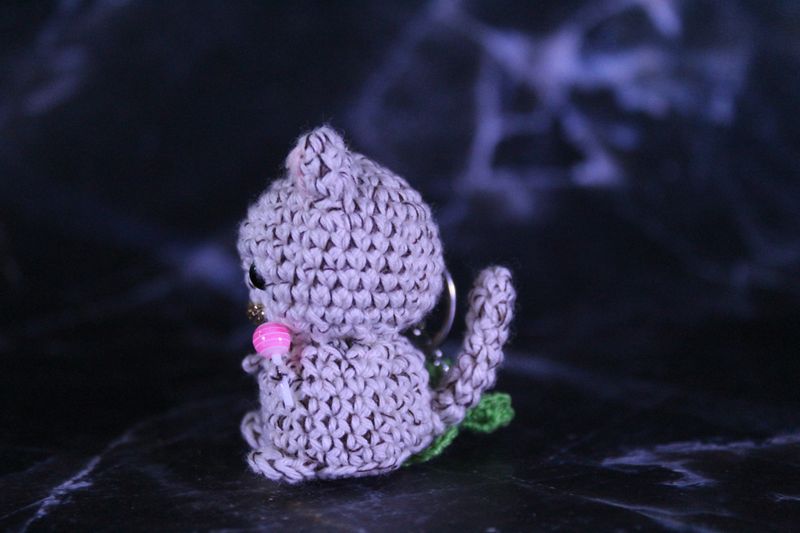 Porte clé chat beige/marron avec un trèfle