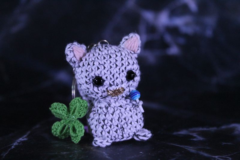 Porte clé chat blanc/noir avec un trèfle