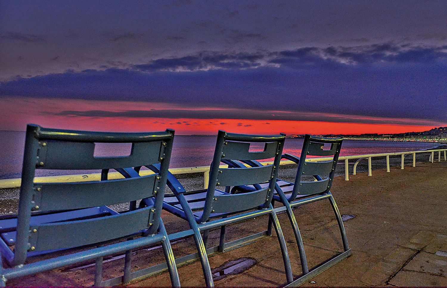 Chaises bleues au coucher