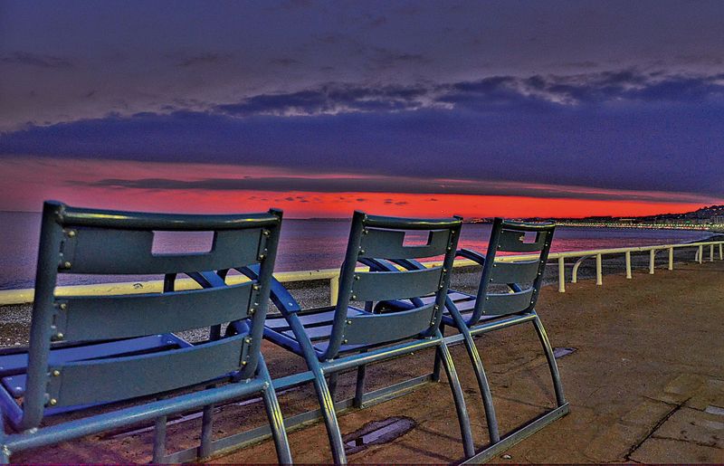 Chaises bleues au coucher