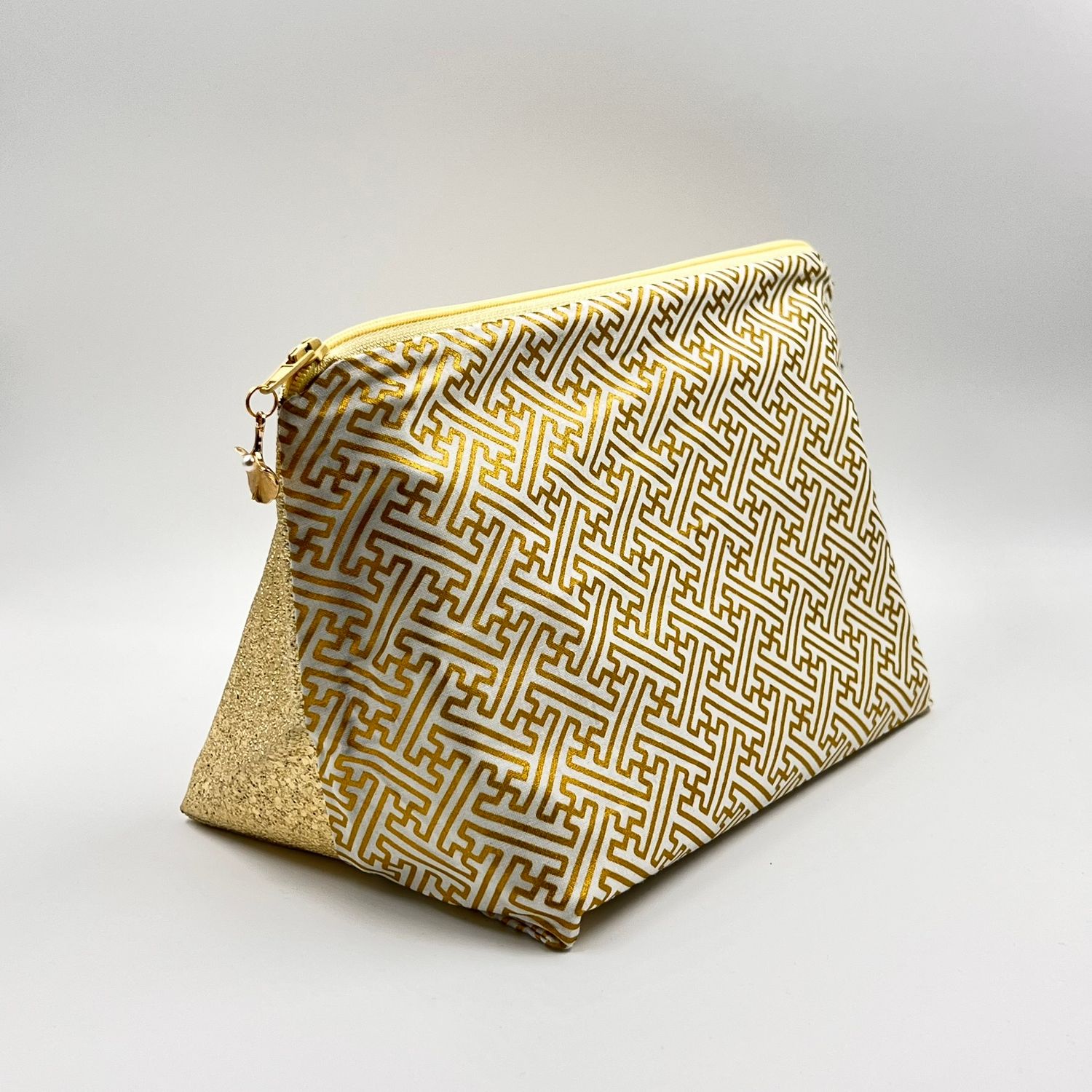 MOYENNE TROUSSE DE TOILETTE MOYENNE TROUSSE DE TOILETTE "SEIGAIHA BLANC - OR"