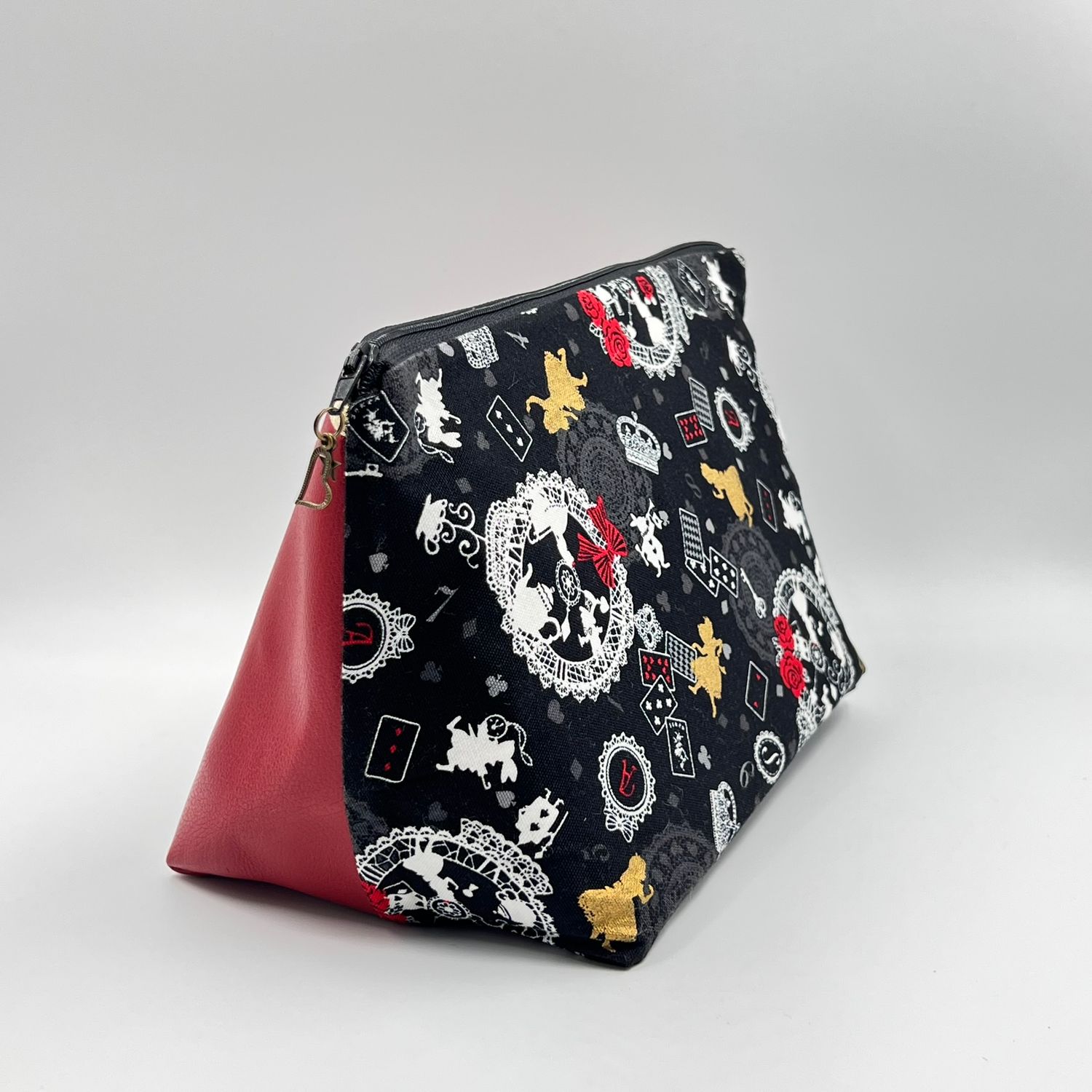 MOYENNE TROUSSE DE TOILETTE MOYENNE TROUSSE DE TOILETTE "ALICE AUX PAYS DES MERVEILLES - ROUGE et OR"