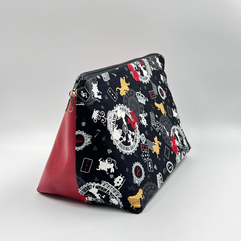 MOYENNE TROUSSE DE TOILETTE "ALICE AUX PAYS DES MERVEILLES - ROUGE et OR"