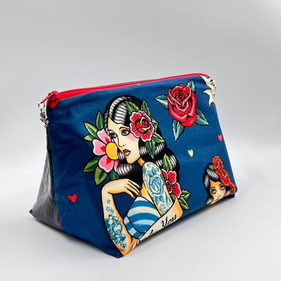 MOYENNE TROUSSE DE TOILETTE MOYENNE TROUSSE DE TOILETTE "FOREVER TATTOO BLEU - CROCO"