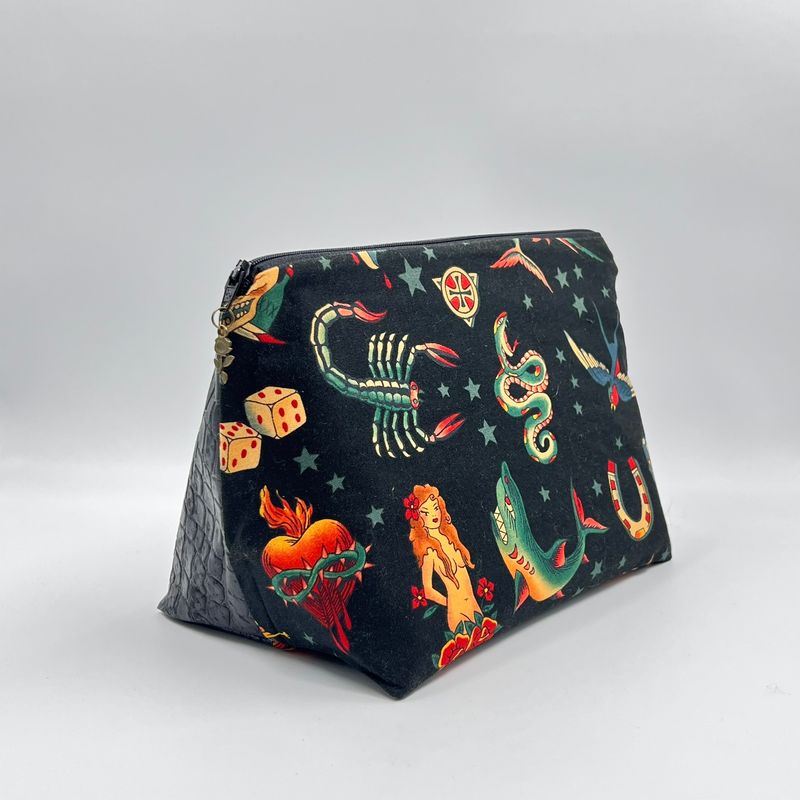 MOYENNE TROUSSE DE TOILETTE "AMOR TATTOO NOIR - CROCO COBRA MAT"