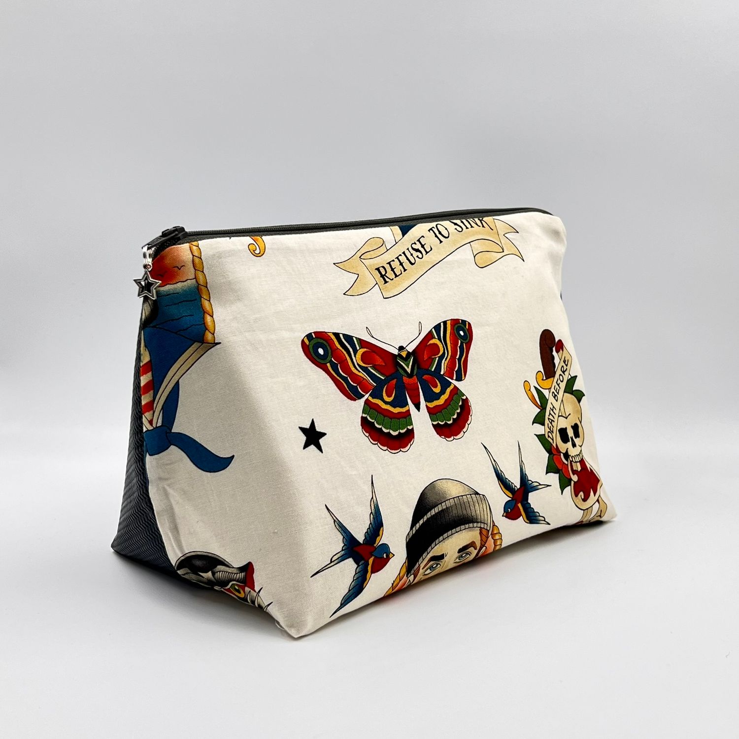 MOYENNE TROUSSE DE TOILETTE MOYENNE TROUSSE DE TOILETTE "TATTOO BUTTERFLY - CARBONE"