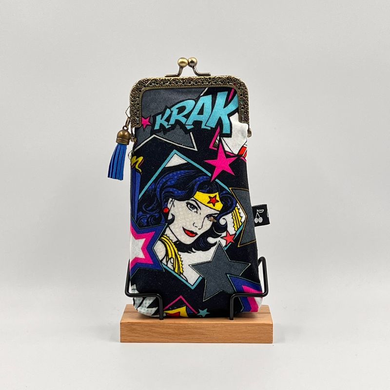 ETUI A LUNETTES VINTAGE ETUI A LUNETTES VINTAGE "WONDER WOMAN - PAILLETTES"