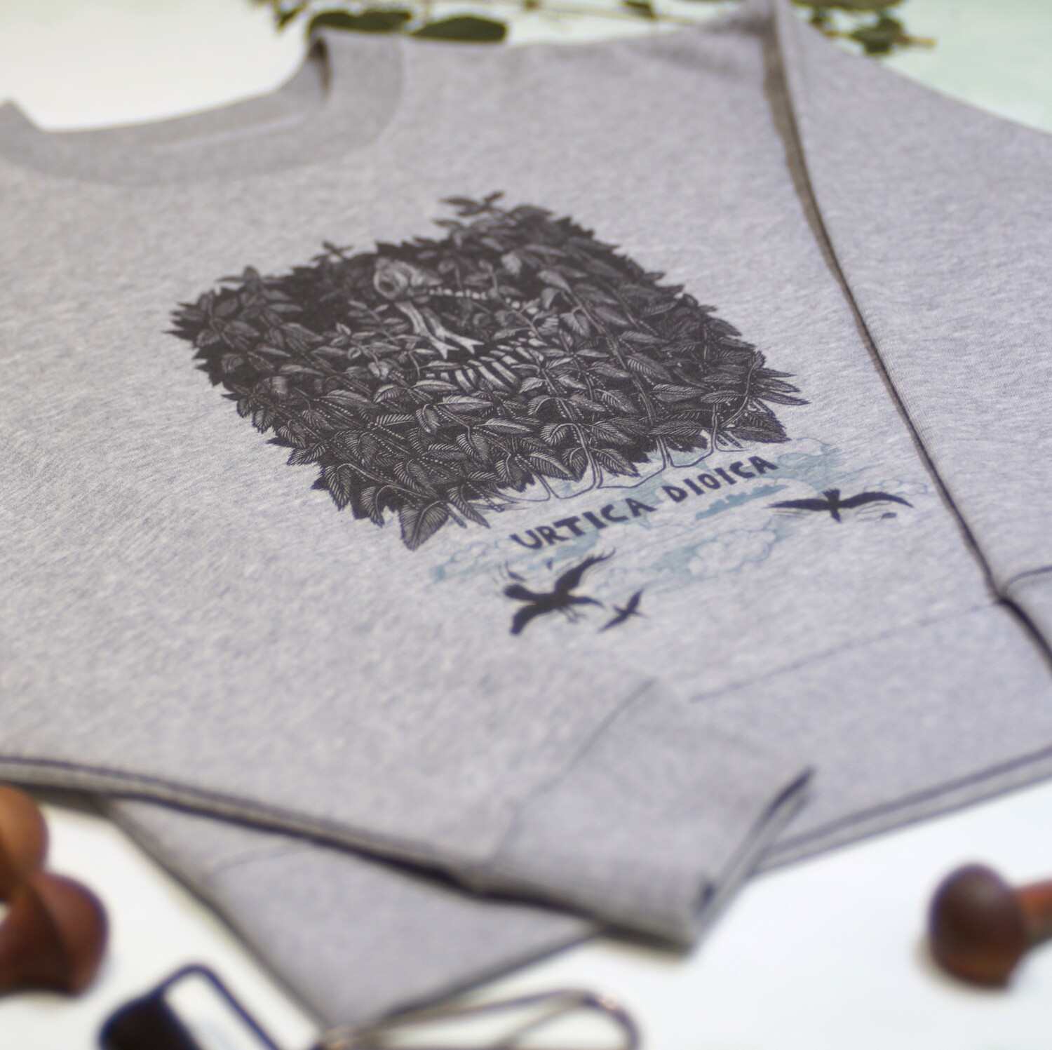 #1 Urtica Dioica /  women&#39;s Cropped Pullover