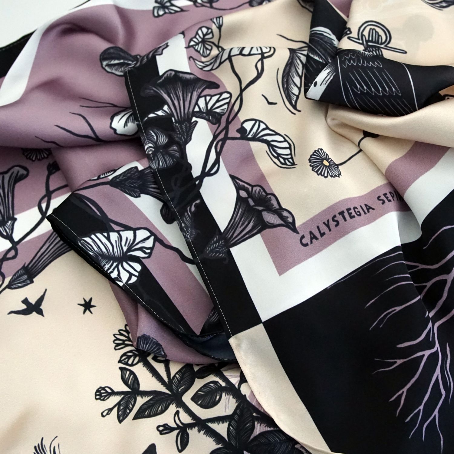 Satin scarf / Daisy &amp; birdfoot