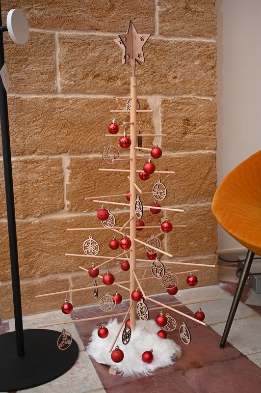 Albero Di Natale In Legno Minimal Stilizzato  Decorato 115cm