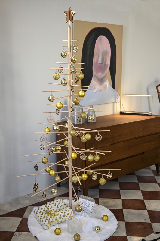 Albero Di Natale In Legno Minimal Stilizzato Decorato 190cm