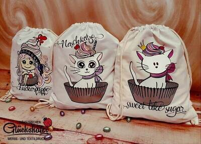 Li&#39;l Miss Cupcake Plottervorlage Plotterdatei DXF SVG Fusselfreies Mädchen Katzen Kuchen Torte Kaffee Süßigkeiten