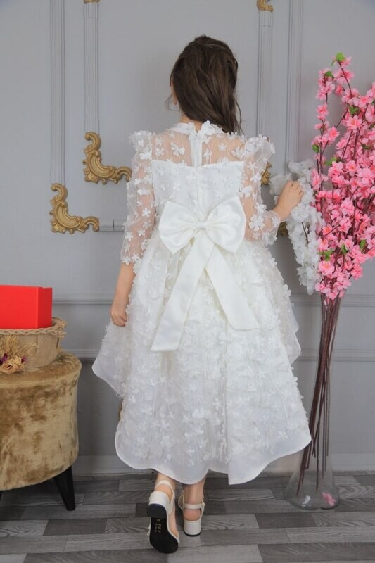 ACE'S WHITE DRESS