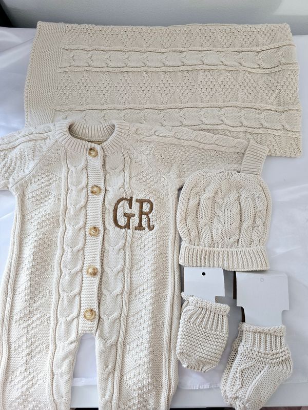 CUSTOMIZED KNITTED BABY SET (BIEGE)