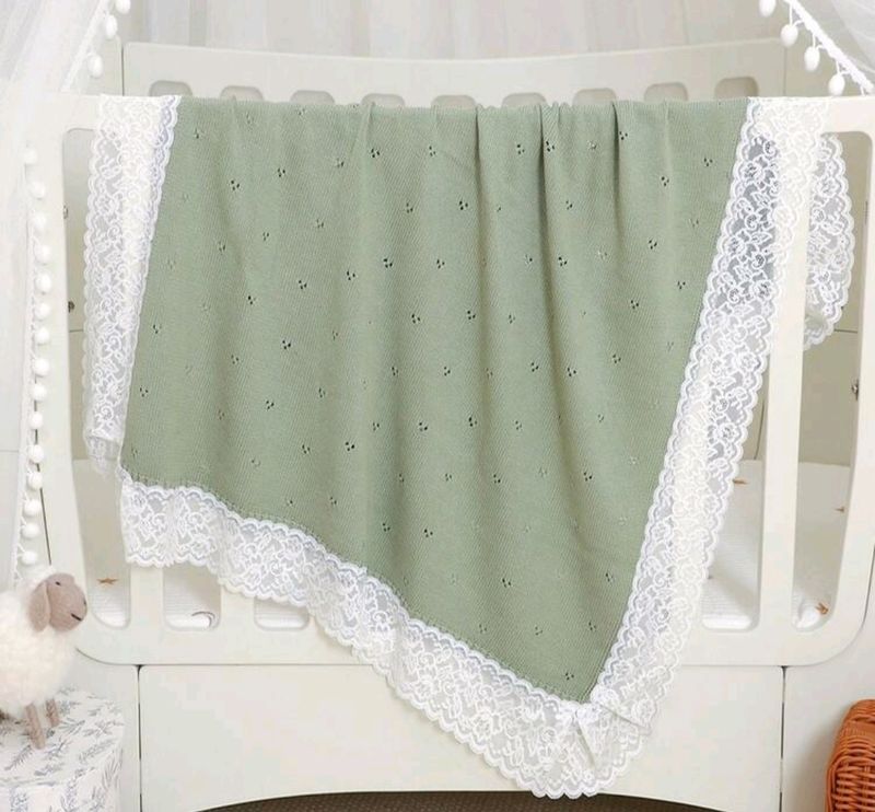 Personalized knitted blanket with lace