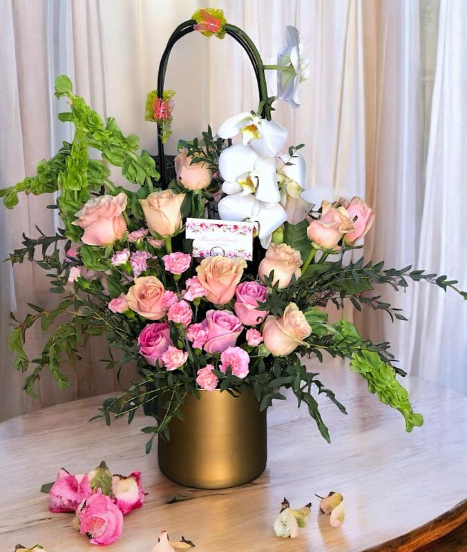 Grand Orchids & Roses