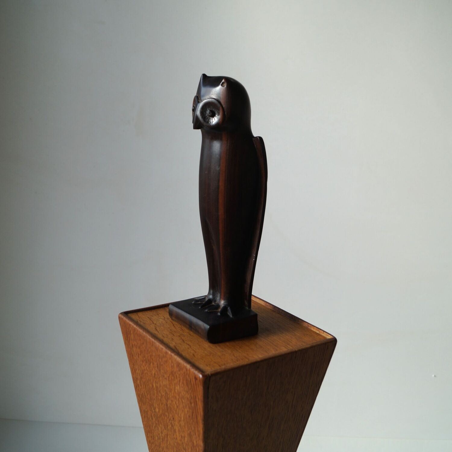 Large sculpture of an owl in solid macassar, Austria, ca. 1910