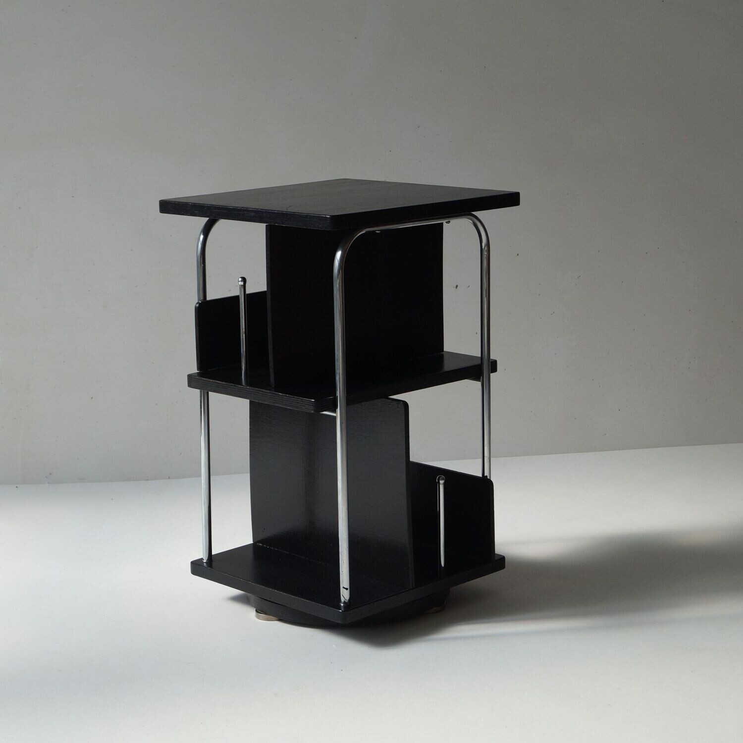 Bauhaus revolving bookcase or sidetable in tubular steel, 1930s