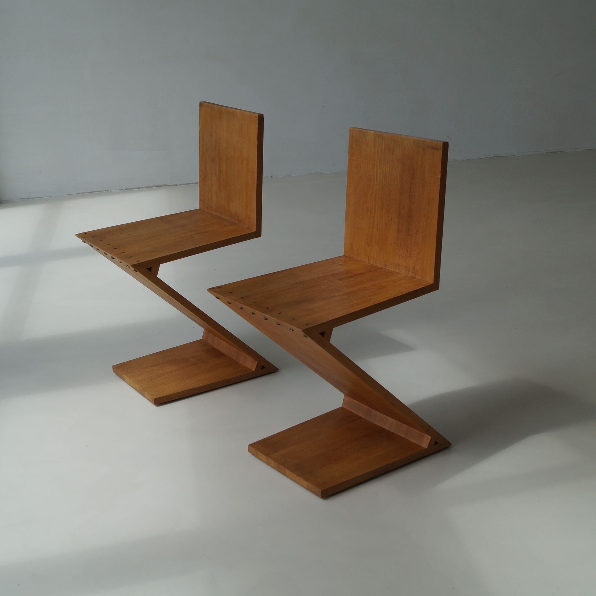 Set of provenanced Zig Zag chairs, designed by Gerrit Rietveld, manufactured by G.A. van de Groenekan, 1971