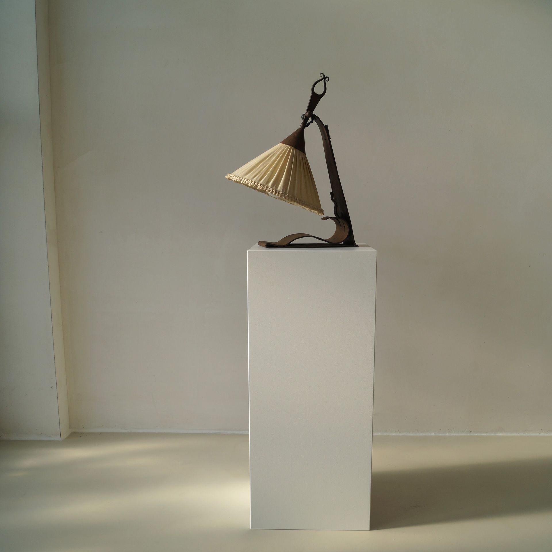 Dutch Arts & Crafts Amsterdam School wrought iron table lamp, 1920s