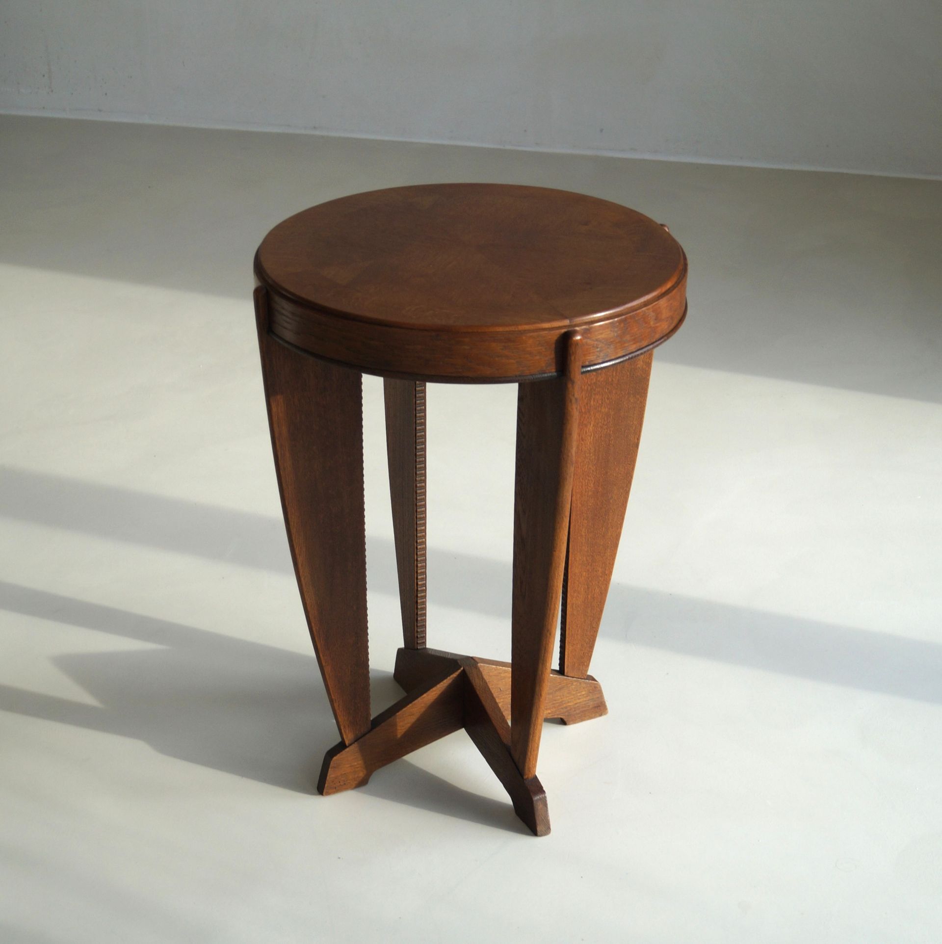 Dutch Art Deco occasional pedestal table in oak attributed to P.E.L. Izeren, 1920s