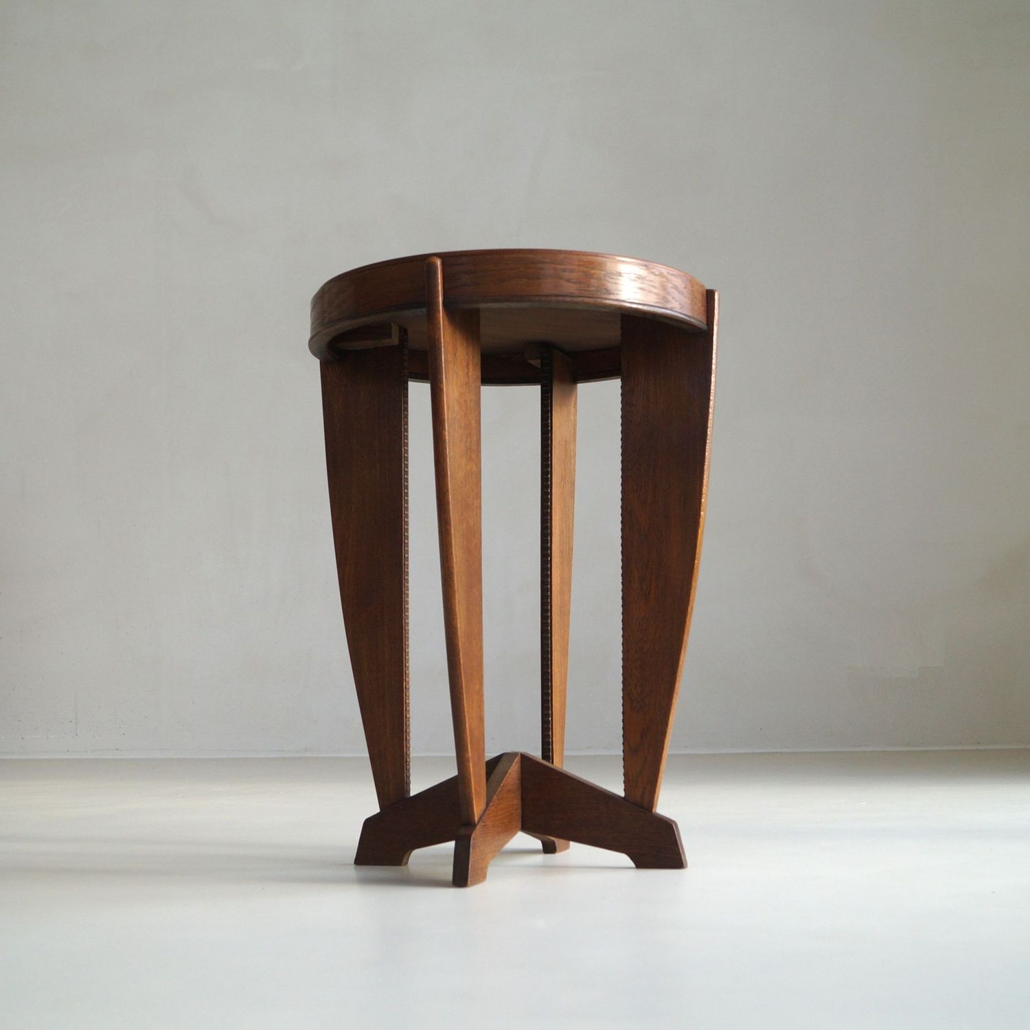 Dutch Art Deco occasional pedestal table in oak attributed to P.E.L. Izeren, 1920s