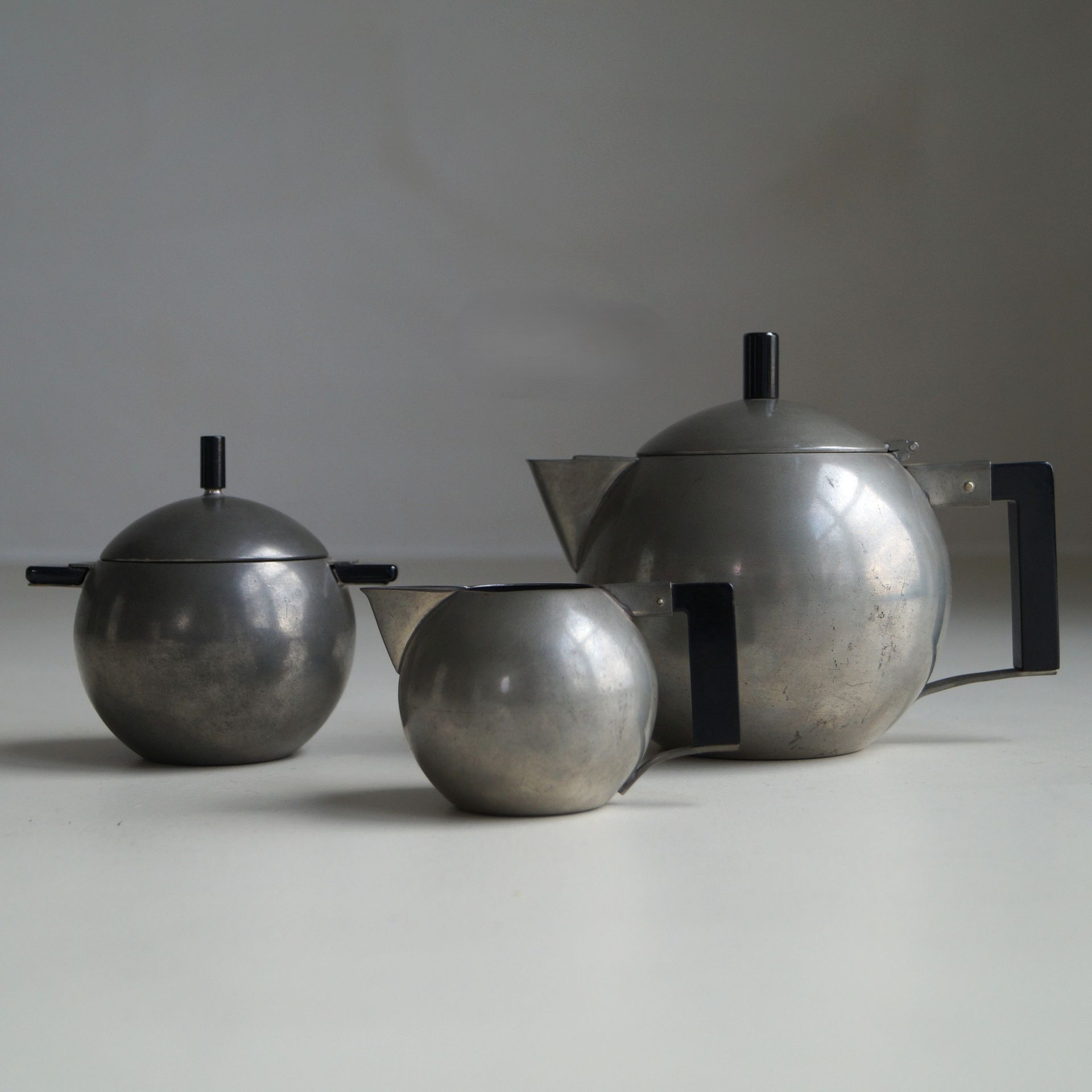 Avant-garde modernist tea service by C v.d. Hoef for GERO, 1920s