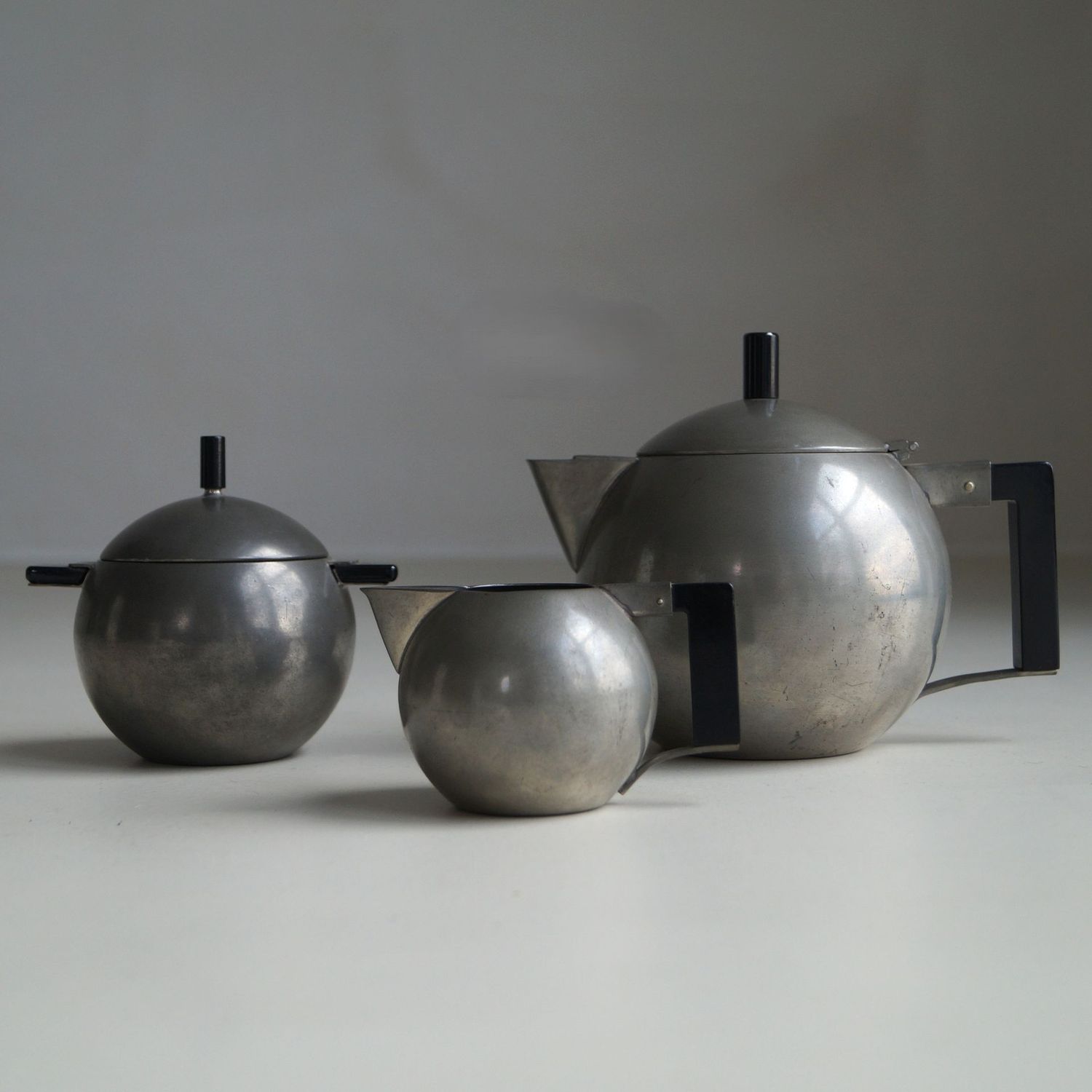 Avantgarde modernist tea service by C v.d. Hoef & Th. Hooft for Gero, 1920s