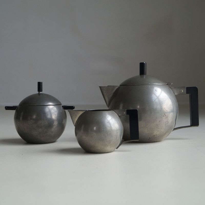Avantgarde modernist tea service by C v.d. Hoef & Th. Hooft for Gero, 1920s